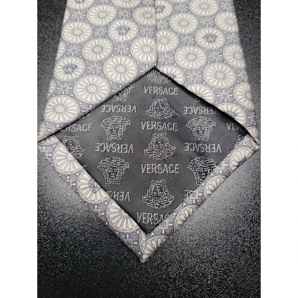 Versace Men's Necktie Grey Medallion Silk 3.75 x 58 Excellent